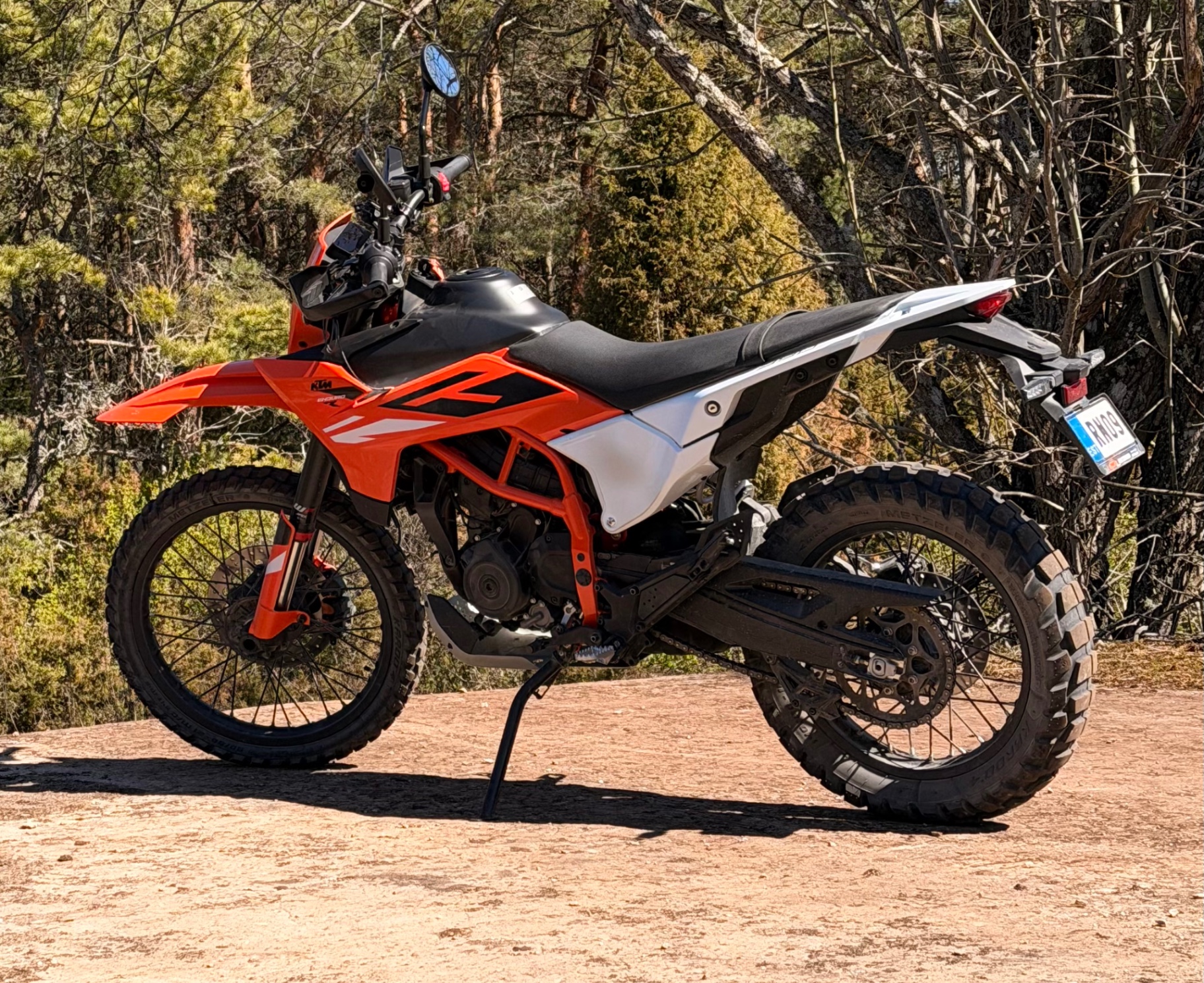 KTM 390 Enduro R 2026 studio foto